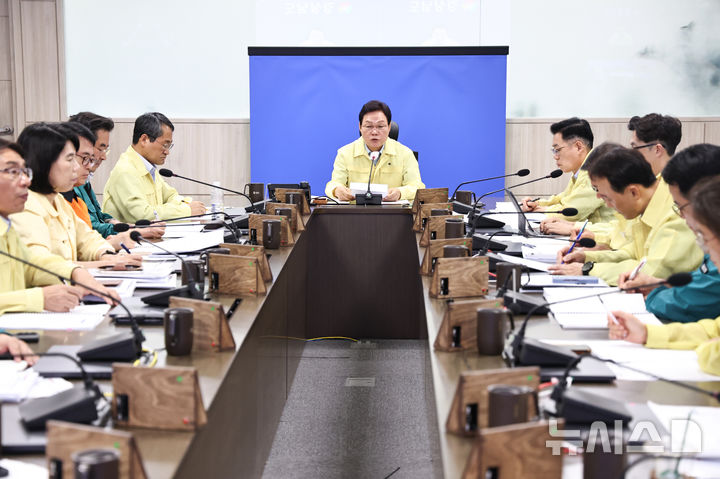 [창원=뉴시스]박완수 경남도지사가 28일 오전 도청 재난안전대책본부에서 폭염·가뭄 비상대책회의를 주재하고 있다.(사진=경남도 제공) 2026.07.28. photo@newsis.com