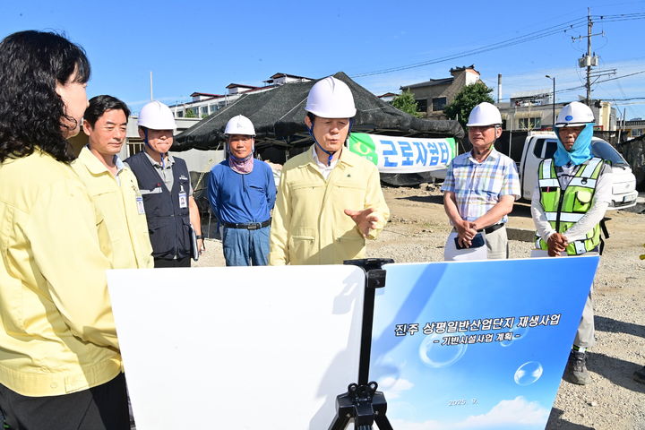 [진주=뉴시스]조규일 진주시장, 건설현장 찾아 '온열질환' 예방 당부.(사진=진주시 제공).2026.07.28.photo@newsis.com *재판매 및 DB 금지