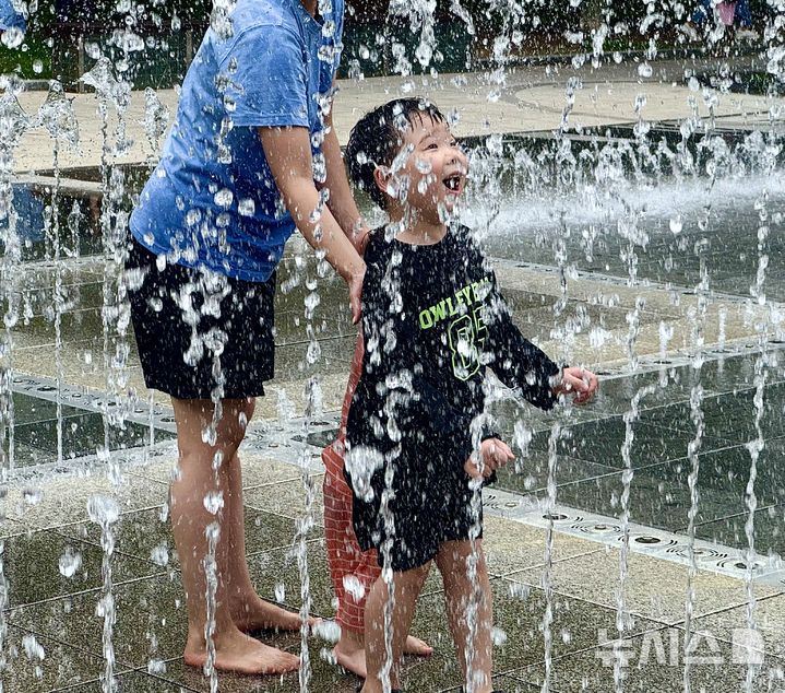 [대구=뉴시스] 정재익 기자 = 연일 폭염이 이어지는 28일 대구 서구 평리공원에 마련된 바닥분수에서 아이들이 물놀이를 즐기고 있다. 2026.07.28. jjikk@newsis.com