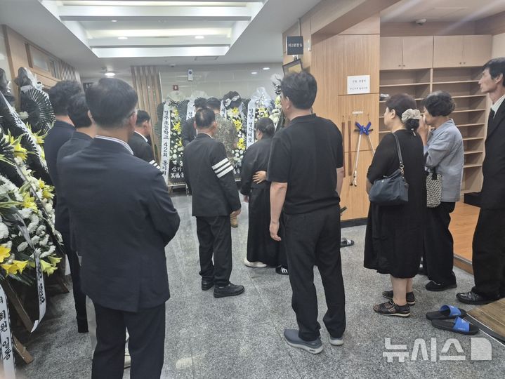 [경산=뉴시스] 강병서 기자=28일 오후 경북 경산시 한 장례식장에서 열린 경산 아파트 방화 사건으로 숨진 A씨 장례식. 2026.07.28. kbs@newsis.com *재판매 및 DB 금지