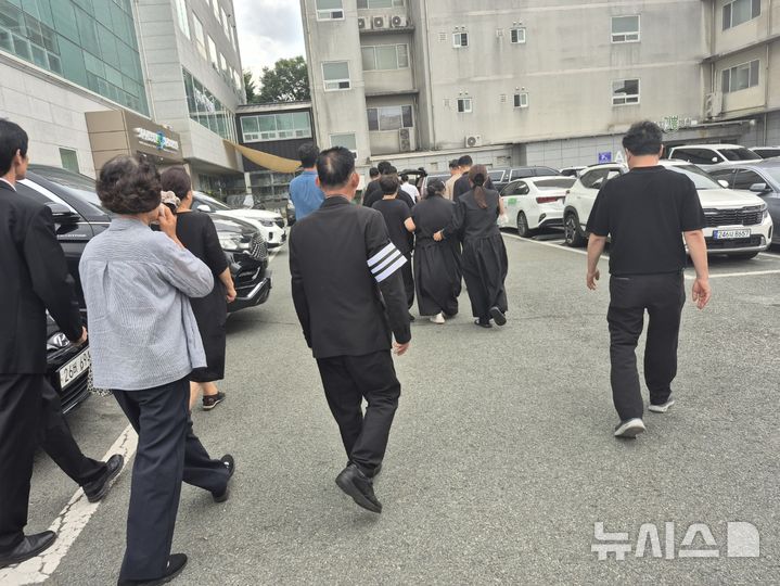 [경산=뉴시스] 강병서 기자=28일 오후 경북 경산시 한 장례식장에서 열린 경산 아파트 방화 사건으로 숨진 A씨 장례식. 2026.07.28. kbs@newsis.com *재판매 및 DB 금지