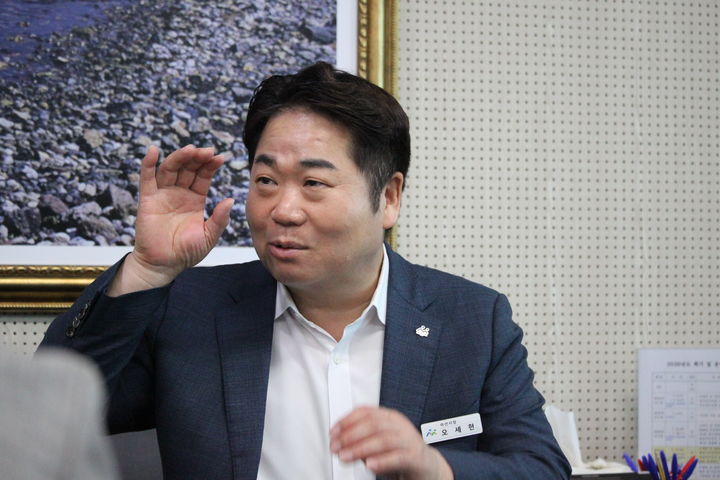 [아산=뉴시스] 최영민 기자=오세현 충남 아산시장이 28일 오전 뉴시스와 인터뷰에서 지역 발전과 관련한 자신의 소신을 밝히고 있다. 2026.07.28 ymchoi@newsis.com *재판매 및 DB 금지