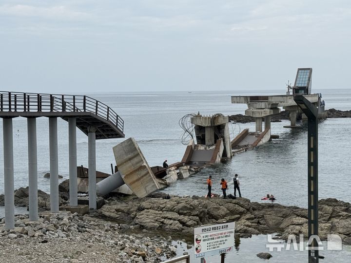 [포항=뉴시스] 안병철 기자 = 28일 오후 1시15분께 경북 포항시 남구 구룡포읍 장길리 보릿돌교가 붕괴됐다. 2026.07.28. abc1571@newsis.com.