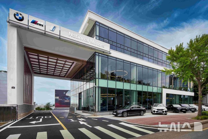 [전주=뉴시스]윤난슬 기자 = 전북 전주시는 BMW 내쇼날모터스가 전주지역 취약계층 아동과 청소년을 위해 성금 1000만원을 기부했다고 28일 밝혔다. (사진=전주시 제공) photo@newsis.com 