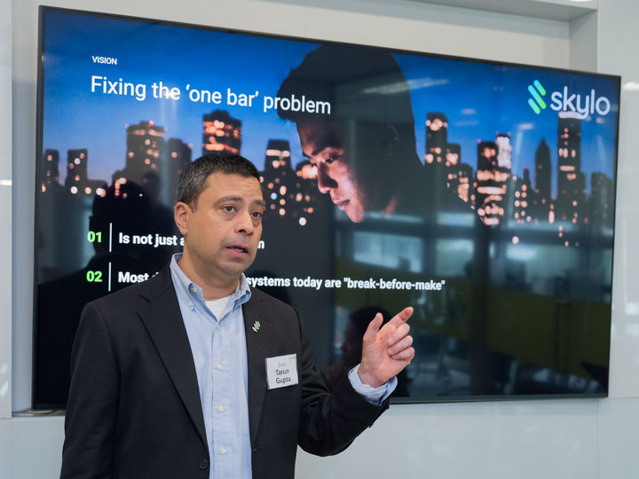 [서울=뉴시스] 타룬 굽타 스카일로(skylo) 공동창업자겸 최고사업책임자(CBO)가 28일 서울에서 열린 미디어 테크 세션에서 발표하고 있다. (사진=스카일로 제공) 2026.07.28. photo@newsis.com *재판매 및 DB 금지