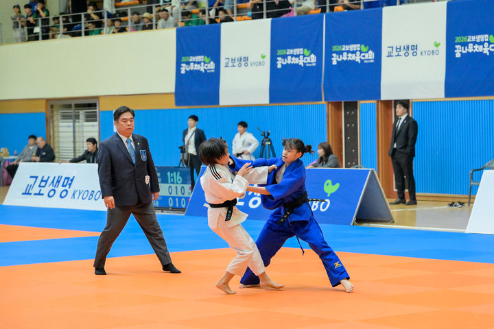 [서울=뉴시스] 지난 9일 개막한 '제42회 교보생명컵 꿈나무체육대회'에서 초등학생 선수들이 경기를 하고 있다. 이번 대회에는 전국에서 5000여 명의 선수들이 참가하며 체조, 육상, 유도, 테니스, 빙상, 탁구, 수영 등 7개 기초종목에서 그동안 갈고 닦은 기량을 겨루며 미래 스포츠 스타를 향한 꿈을 키운다. (사진=교보생명 제공) 2026.07.28. photo@newsis.com *재판매 및 DB 금지