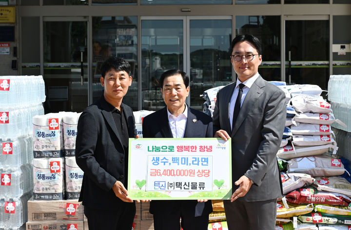 [창녕=뉴시스] 성낙인 군수와 택신물류 신정환(왼쪽) 대표, 쿠팡 파트너스 연합회 신호룡(오른쪽) 회장이 기탁 기념사진을 촬영하고 있다. (사진= 창녕군 제공) 2026.07.28. photo@newsis.com *재판매 및 DB 금지