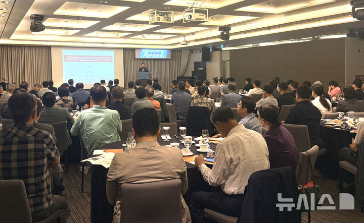 [전남광주=뉴시스] 광주상공회의소(광주상의)는 28일 오전 브리브 광주 바이 롯데호텔에서 지역 기업 대표와 유관기관장 100여명이 참석한 가운데 '제292차 광주경제포럼'을 개최했다. (사진=광주상의 제공) 2026.07.28. photo@newsis.com *재판매 및 DB 금지