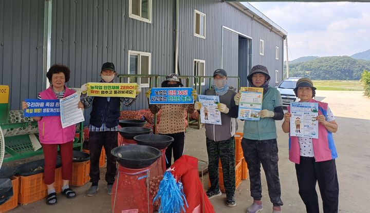 [창녕=뉴시스] 예방 요원들이 마늘 농가를 방문해 온열질환 예방 물품을 배부하고 캠페인을 하고 있다. (사진= 창녕군 제공) 2026.07.28. photo@newsis.com *재판매 및 DB 금지