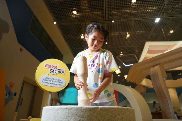 [서울=뉴시스] 국립중앙박물관 내 어린이박물관에서 절구 찧기를 체험하는 모습 (사진=국립중앙박물관 제공) 2026.07.28. photo@newsis.com *재판매 및 DB 금지