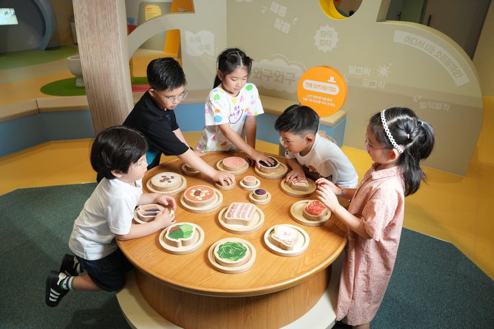 [서울=뉴시스] 국립중앙박물관 내 어린이박물관에서 상차림 체험 '함께 나눠요'를 체험하는 어린이들 모습 (사진=국립중앙박물관 제공) 2026.07.28. photo@newsis.com *재판매 및 DB 금지