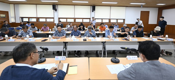 [남원=뉴시스] 민선 9기 남원시장 취임 후 시민과의 첫만남으로 읍면동 순회 간담회를 진행 중인 양충모 시장(아래 오른쪽)이 지난 22일 대강면 간담회에서 시민들의 질문에 답하고 있다. *재판매 및 DB 금지