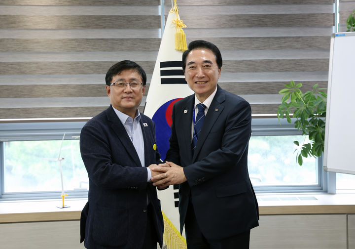 [홍성=뉴시스] 박수현 충남지사가 28일 한강홍수통제소에서 김성환 기후에너지환경부 장관을 만나 발전공기업 통합본사 충남 설치 등 지역 현안 건의에 앞서 악수를 나누고 있다. (사진=충남도 제공) 2026.07.28 photo@newsis.com *재판매 및 DB 금지