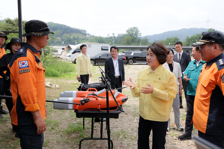 [양평=뉴시스] 추미애 경기도지사가 28일 오전 양평 광탄리유원지를 찾아 수난 구조장비를 점검하고 있다. (사진=경기도 제공) 2026.07.28. photo@newsis.com *재판매 및 DB 금지