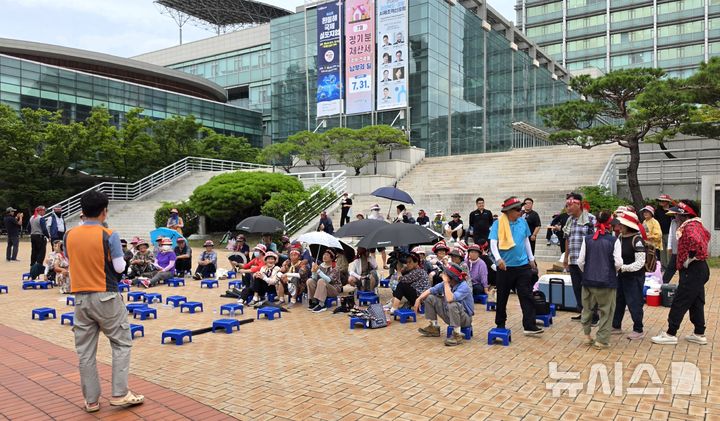 [포항=뉴시스] 송종욱 기자 = 28일 포항시청 광장에서 북구 신광면 이장협의회원과 주민들이 비학산 송전탑과 송전선로·풍력발전단지 건립을 반대하는 집회를 하고 있다. 2026.07.28. sjw@newsis.com