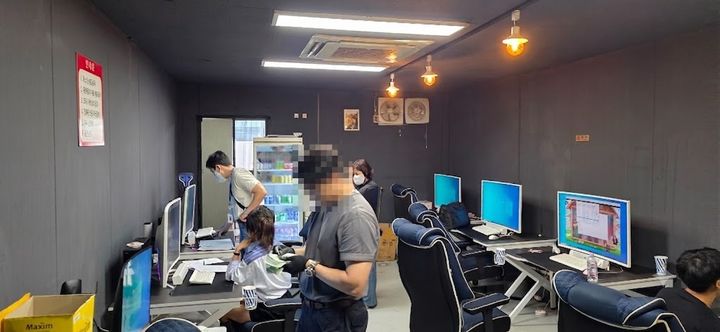 [서울=뉴시스] 게임물관리위원회가 경찰과 공조해 불법 게임물을 단속하는 모습. (사진=게임물관리위원회 제공) *재판매 및 DB 금지