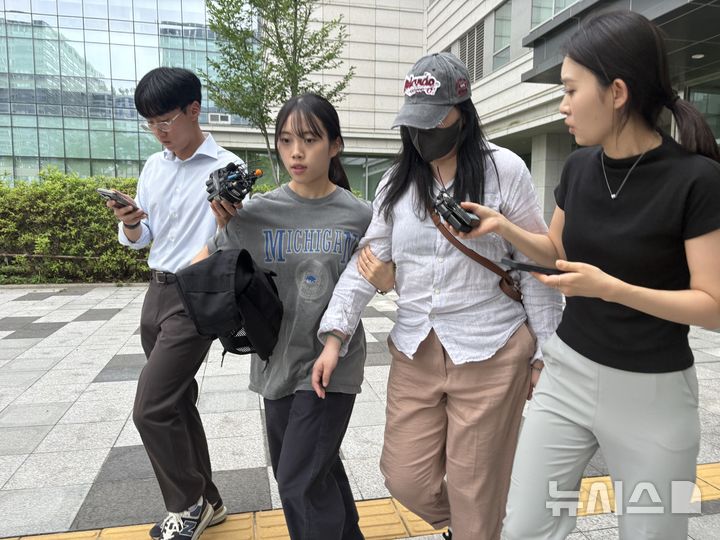 [서울=뉴시스]신유림 기자 = 서울 송파구 6·3 지방선거 개표소 봉쇄 시위 현장에서 취재기자를 폭행한 혐의를 받는 30대 여성이 28일 오후 서울 송파구 서울동부지법에서 열린 구속 전 피의자 심문(영장실질심사)을 마친 뒤 청사를 나서고 있다. 2026.07.28. spicy@newsis.com