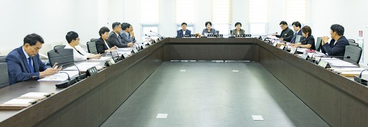 [화성=뉴시스] 경기 화성시의회 수원군공항화성시이전반대특별위원회가 28일 첫 회의를 진행하고 있다. (사진=화성시의회 제공) 2026.07.28. photo@newsis.com *재판매 및 DB 금지