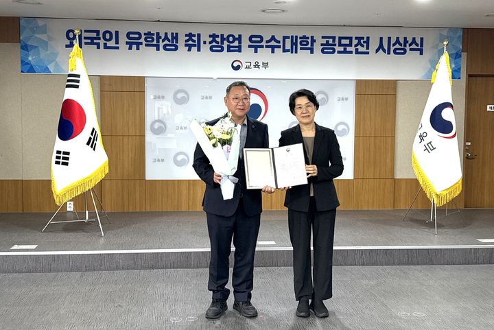 [대전=뉴시스] 이준헌(왼쪽) 미래창업원장과 최은옥 교육부 차관. (사진=충남대 제공) 2026.07.28. photo@newsis.com *재판매 및 DB 금지