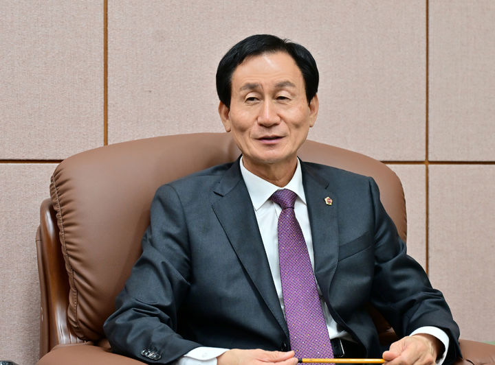 [부산=뉴시스]강무길 부산시의회 의장이 뉴시스와 인터뷰를 하고 있다. (사진=부산시의회 제공) 2026.07.28. photo@newsis.com *재판매 및 DB 금지