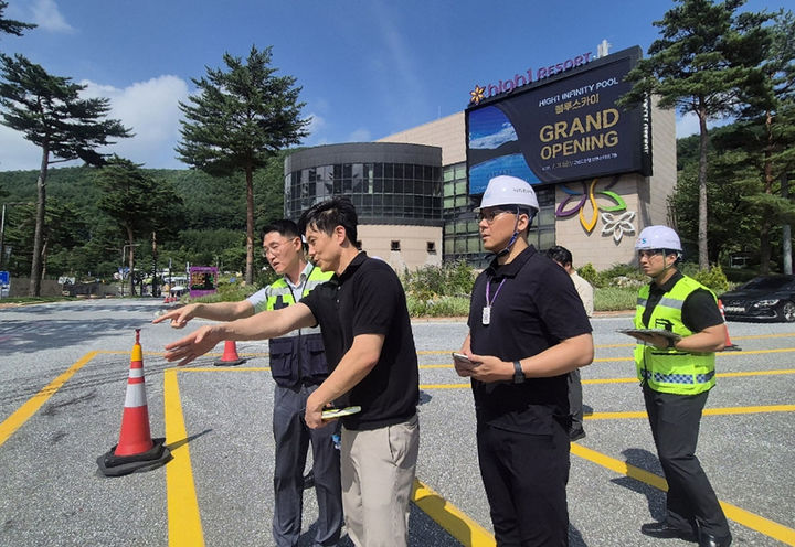 강원랜드 감사위원회가 28일 한국안전공공기관 감사협의회 소속 8개 기관과 함께 하이원리조트 시설 전반에 대한 통합 합동안전점검을 실시하고 있다.(사진=강원랜드 제공) *재판매 및 DB 금지