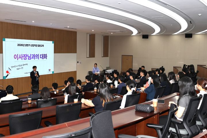 [서울=뉴시스] 인태연 소상공인시장진흥공단 이사장은 28일 신입직원 60명을 대상으로 '이사장과의 대화'를 진행했다. (사진=소상공인시장진흥공단 제공) 2026.07.28. photo@newsis.com *재판매 및 DB 금지