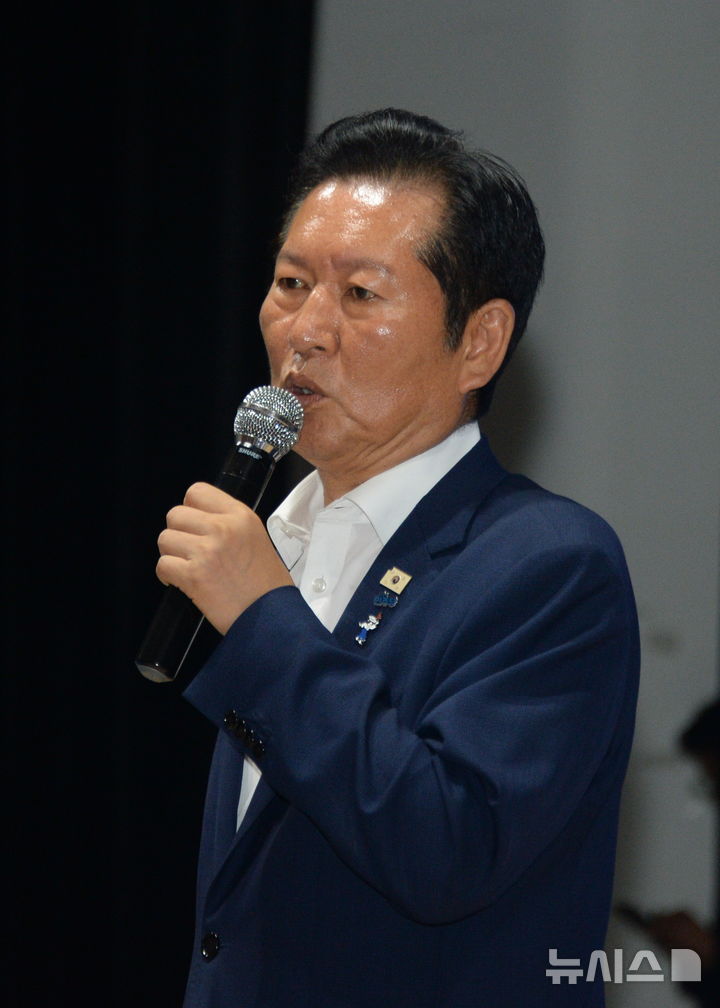 [전주=뉴시스] 김얼 기자 = 정청래 더불어민주당 당대표 후보가 28일 전북 전주시 전주대학교 JJ아트홀에서 열린 '전국여성비전포럼결의대회'에 참석해 강연을 하고 있다. 2026.07.28. pmkeul@newsis.com