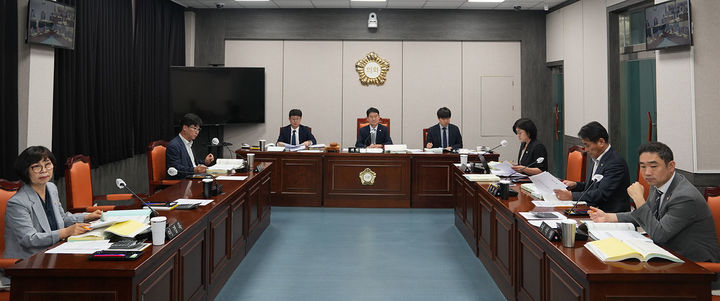 태백시의회가 28일 시의회 위원회실에서 제294회 임시회 제1차 예산결산특별위원회를 열고 2026년도 제1회 추가경정예산안에 대한 심사를 진행하고 있다.(사진=태백시의회 제공) *재판매 및 DB 금지