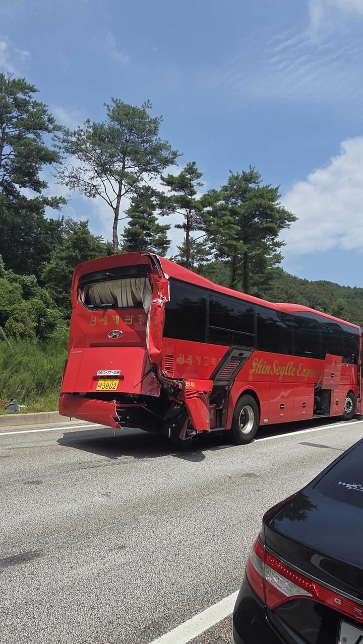 [양양=뉴시스] 28일 서울양양고속도로 양양방향 서면 6터널 인근에서 버스 등 4대 추돌한 현장모습.(사진=강원도소방본부 제공)photo@newsis.com *재판매 및 DB 금지