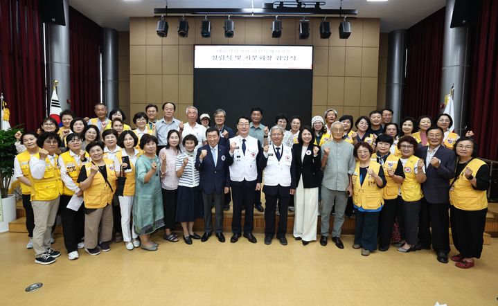 [화성=뉴시스] 정명근 경기 화성시장(사진 앞줄 왼쪽에서 아홉 번째)이 28일 화성시자원봉사센터에서 열린 대한적십자사 화성특례시지부 창립식에서 참석자들과 기념촬영을 하고 있다. (사진=화성시 제공) 2026.07.28. photo@newsis.com *재판매 및 DB 금지