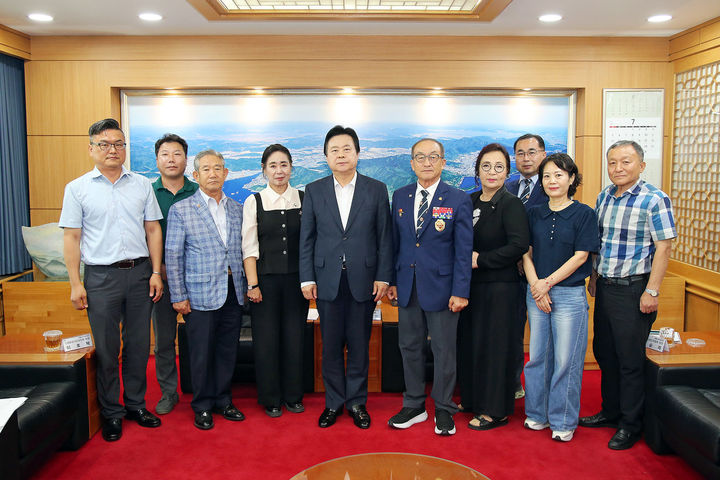 [창원=뉴시스] 강경국 기자 = 강기윤 경남 창원시장이 28일 시청 접견실에서 이해련 창원시의회 의장, 안보단체 관계자, 소상공인, 주민들과 해군사관학교 이전 계획과 관련해 간담회를 갖고 있다. (사진=창원시청 제공). 2026.07.28. photo@newsis.com *재판매 및 DB 금지