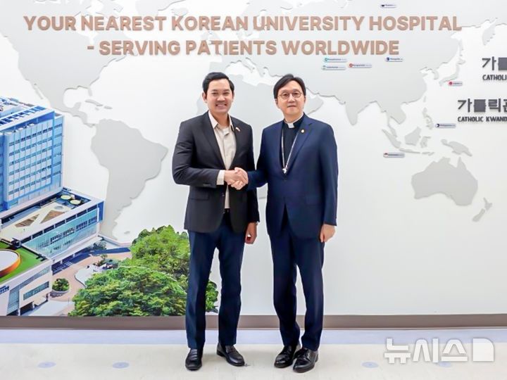 [인천=뉴시스] 고동현 국제성모병원장(오른쪽)과 쿠언 폰 러따낙 주한 캄보디아 대사가 기념 촬영하고 있다. (사진=병원 제공) 2026.07.28. photo@newsis.com