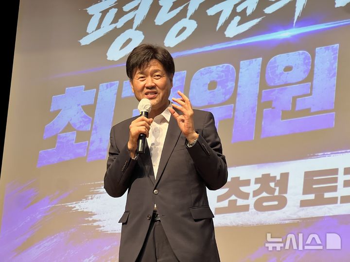 [부산=뉴시스] 원동화 기자 = 더불어민주당 김용 최고위원 후보가 28일 부산 해운대구 해운대문화복합센터를 찾아 권리당원들에게 지지를 호소하며 "수석 최고위원으로 만들어달라"고 호소했다. 2026.07.28. dhwon@newsis.com