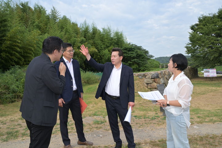 [울산=뉴시스] 임현철 울산 남구청장이 28일 오후 관계 공무원들과 함께 국가지정문화유산 사적인 울산 개운포 경상좌수영성을 방문해 종합정비계획 용역 추진상황을 점검하고 있다. (사진=울산 남구 제공) 2026.07.28. photo@newsis.com *재판매 및 DB 금지