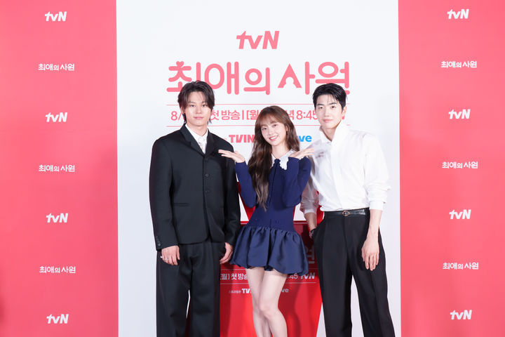 [서울=뉴시스] 배우 차우민, 김혜준, 강훈이 28일 온라인으로 진행된 tvN 새 월화드라마 '최애의 사원' 제작발표회에서 포즈를 취하고 있다. (사진=tvN 제공) *재판매 및 DB 금지