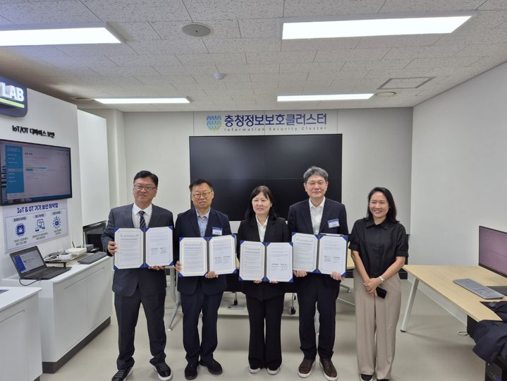 [세종=뉴시스] 27일 충청 정보보호 클러스터 개소식에서 열린 IoT 보안인증 협력 업무협약식에서 관계자들이 기념 촬영을 하고 있다. (왼쪽부터) KISA 민경식 충청 정보보호클러스터 센터장, 충북과학기술혁신원 조병철 AI융합혁신본부장, KISA 김선미 디지털보안인증단장, 세종테크노파크 소재문 디지털융합센터장, KISA 최윤선 디지털AI제품인증팀장. (사진=KISA 제공) *재판매 및 DB 금지