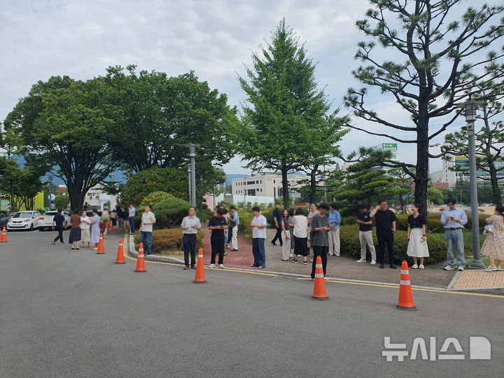 [창원=뉴시스] 강경국 기자 = 28일 오후 일본 구마모토현 구마모토시 남쪽 23km 지역에서 규모 7.1 지진이 발생한 가운데 경남 창원시에도 지진이 감지돼 창원시청 직원들이 건물 밖으로 대피해 있다. 2026.07.28. kgkang@newsis.com