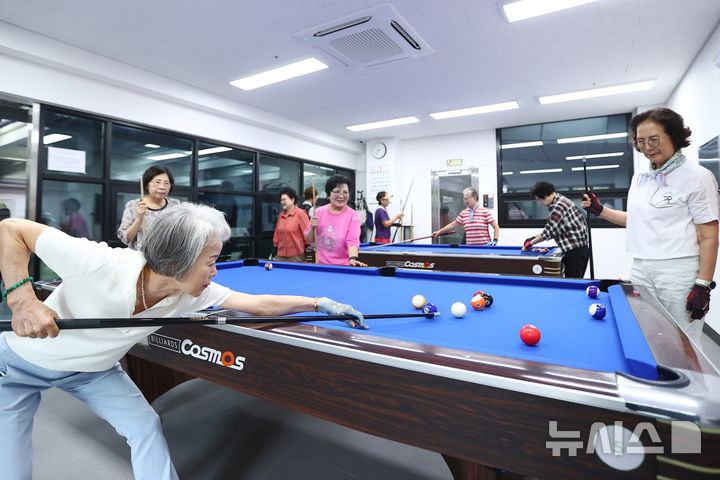 [의왕=뉴시스] 사랑채노인복지관 당구장 증축 개장식에 참석한 어르신들이 새로 단장한 당구장에서 당구를 즐기고 있다. (사진=의왕시 제공).2026.07.28.photo@newsis.com