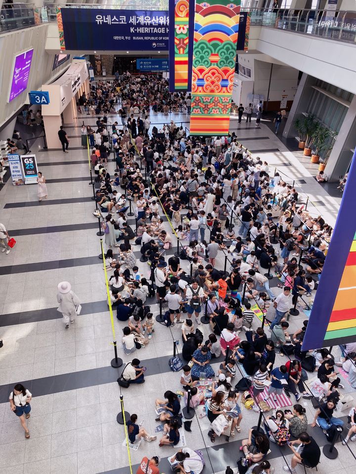 [서울=뉴시스] 28일 부산 벡스코에 마련된 제48차 유네스코 세계유산위원회 개최국 공식 전시관 '대한민국관' 입장을 위해 사람들이 길게 줄을 섰다. (사진=국가유산청 제공) 2026.07.28. photo@newsis.com *재판매 및 DB 금지