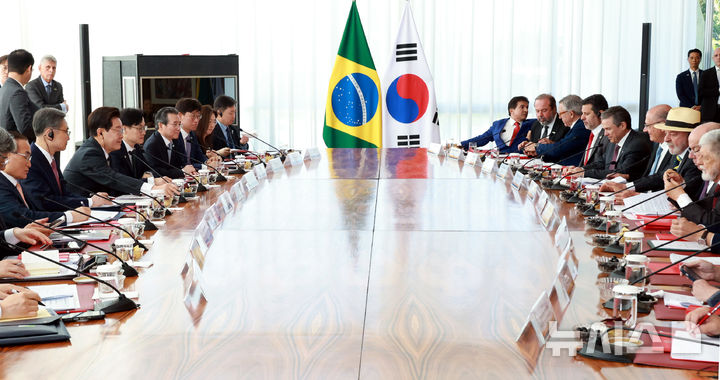 [브라질리아=뉴시스] 김진아 기자 = 이재명 대통령과 루이스 이나시우 룰라 다 시우바 브라질 대통령이 27일(현지 시간) 브라질 브라질리아 대통령관저에서 한-브라질 확대회담을 하고 있다. 2026.07.28. bluesoda@newsis.com