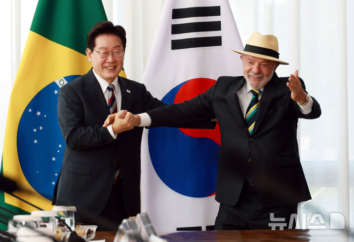 [브라질리아=뉴시스] 김진아 기자 = 이재명 대통령과 루이스 이나시우 룰라 다 시우바 브라질 대통령이 27일(현지 시간) 브라질 브라질리아 대통령관저에서 열린 한-브라질 확대회담에서 기념촬영을 하고 있다. 2026.07.28. bluesoda@newsis.com