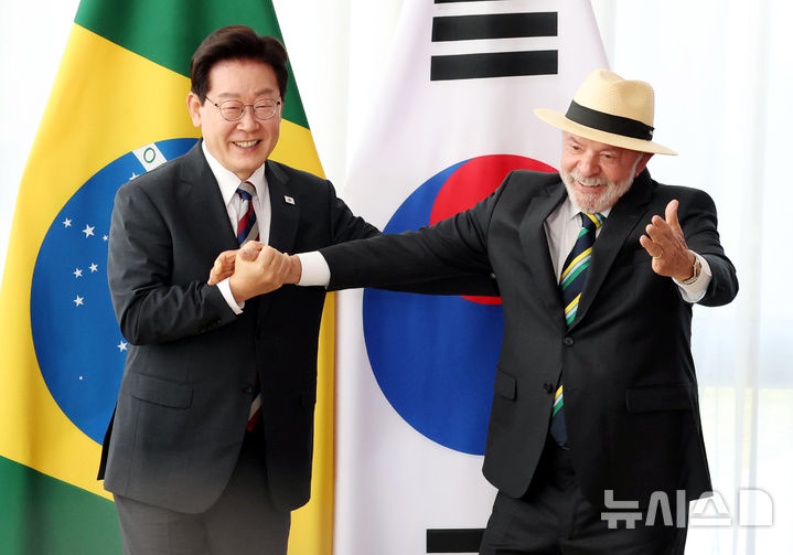 [브라질리아=뉴시스] 김진아 기자 = 이재명 대통령이 27일(현지 시간) 브라질 브라질리아 대통령관저에서 열린 한-브라질 확대회담에 앞서 기념촬영을 하기 전 루이스 이나시우 룰라 다 시우바 브라질 대통령에게 자리를 권하고 있다. 2026.07.28. bluesoda@newsis.com