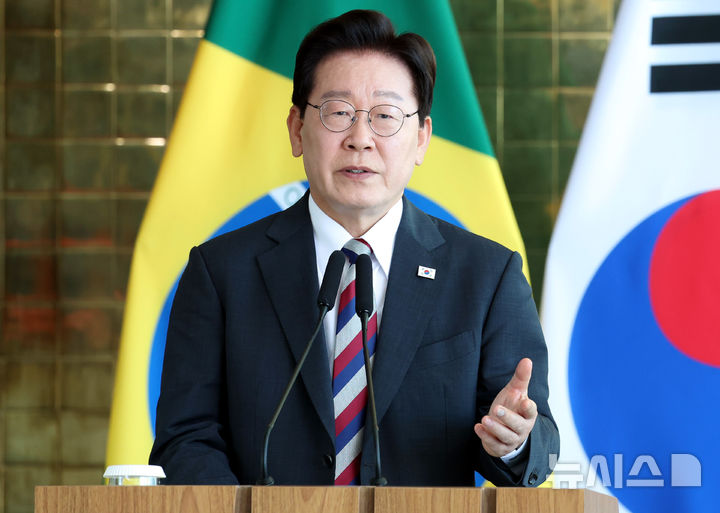 [브라질리아=뉴시스] 김진아 기자 = 이재명 대통령이 27일(현지 시간) 브라질 브라질리아 대통령관저에서 열린 한-브라질 공동언론발표에서 발언을 하고 있다. 2026.07.28. bluesoda@newsis.com
