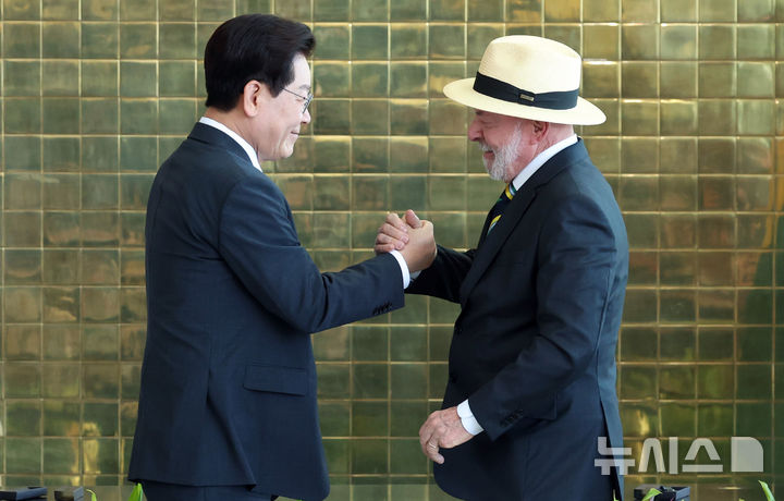 [브라질리아=뉴시스] 김진아 기자 = 이재명 대통령과 루이스 이나시우 룰라 다 시우바 브라질 대통령이 27일(현지 시간) 브라질 브라질리아 대통령관저에서 공동언론발표를 마치고 인사를 하고 있다. 2026.07.28. bluesoda@newsis.com