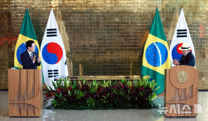 [브라질리아=뉴시스] 김진아 기자 = 이재명 대통령과 루이스 이나시우 룰라 다 시우바 브라질 대통령이 27일(현지 시간) 브라질 브라질리아 대통령관저에서 공동언론발표를 마치고 서로에게 박수를 보내고 있다. 2026.07.28. bluesoda@newsis.com