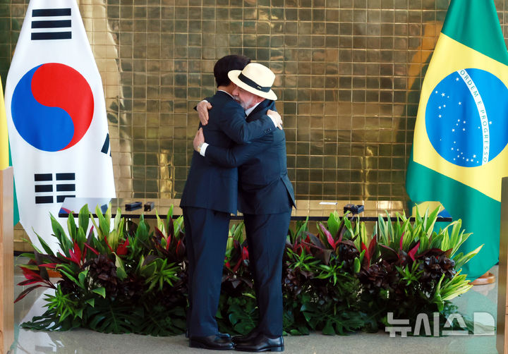 [브라질리아=뉴시스] 김진아 기자 = 이재명 대통령과 루이스 이나시우 룰라 다 시우바 브라질 대통령이 27일(현지 시간) 브라질 브라질리아 대통령관저에서 공동언론발표를 마치고 포옹 인사를 하고 있다. 2026.07.28. bluesoda@newsis.com
