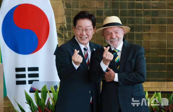 [브라질리아=뉴시스] 김진아 기자 = 이재명 대통령과 루이스 이나시우 룰라 다 시우바 브라질 대통령이 27일(현지 시간) 브라질 브라질리아 대통령관저에서 공동언론발표를 마치고고 기념촬영을 하고 있다. 2026.07.28. bluesoda@newsis.com