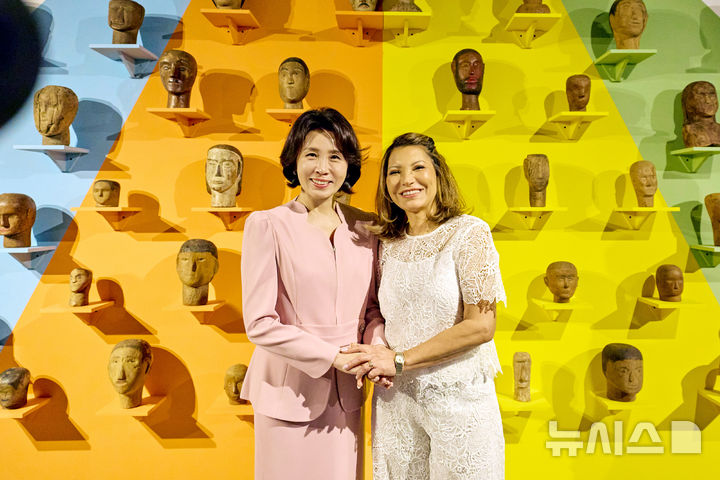 [브라질리아=뉴시스] 김진아 기자 = 김혜경 여사가 27일(현지 시간) 브라질리아 연방회계법원 미술갤러리에서 호잔젤라 다 시우바 여사와 예술작품을 앞에서 기념촬영을 하고 있다. (공동취재) 2026.07.28. bluesoda@newsis.com