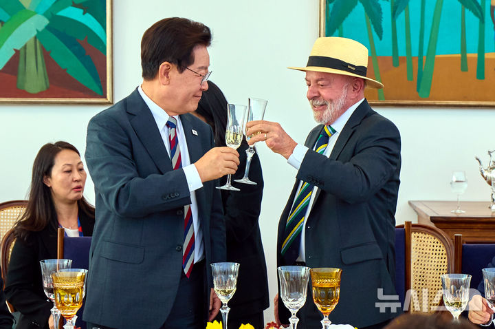 [브라질리아=뉴시스] 김진아 기자 = 이재명 대통령이 27일(현지 시간) 브라질 브라질리아 대통령관저에서 열린 국빈 오찬에서 루이스 이나시우 룰라 다 시우바 브라질 대통령과 건배를 하고 있다. (공동취재) 2026.07.27. bluesoda@newsis.com