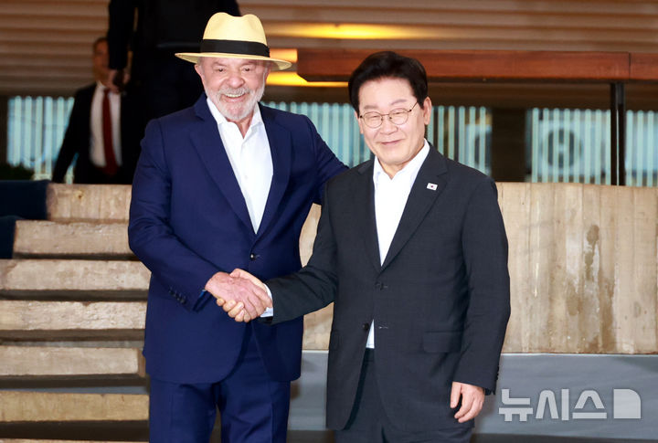 [브라질리아=뉴시스] 김진아 기자 = 이재명 대통령이 27일(현지 시간) 브라질 브라질리아 외교부궁에서 열린 브라질 대통령 주최 문화공연 및 리셉션에서 루이스 이나시우 룰라 다 시우바 브라질 대통령과 어깨동무를 하고 기념촬영을 하고 있다. 2026.07.28. bluesoda@newsis.com